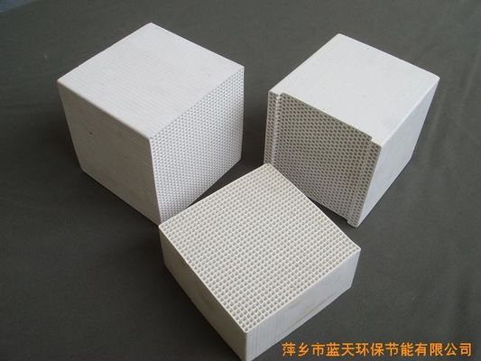 Chine Briques réfractaires de plat de four en céramique de nid d'abeilles pour le brûleur à gaz catalytique infrarouge fournisseur